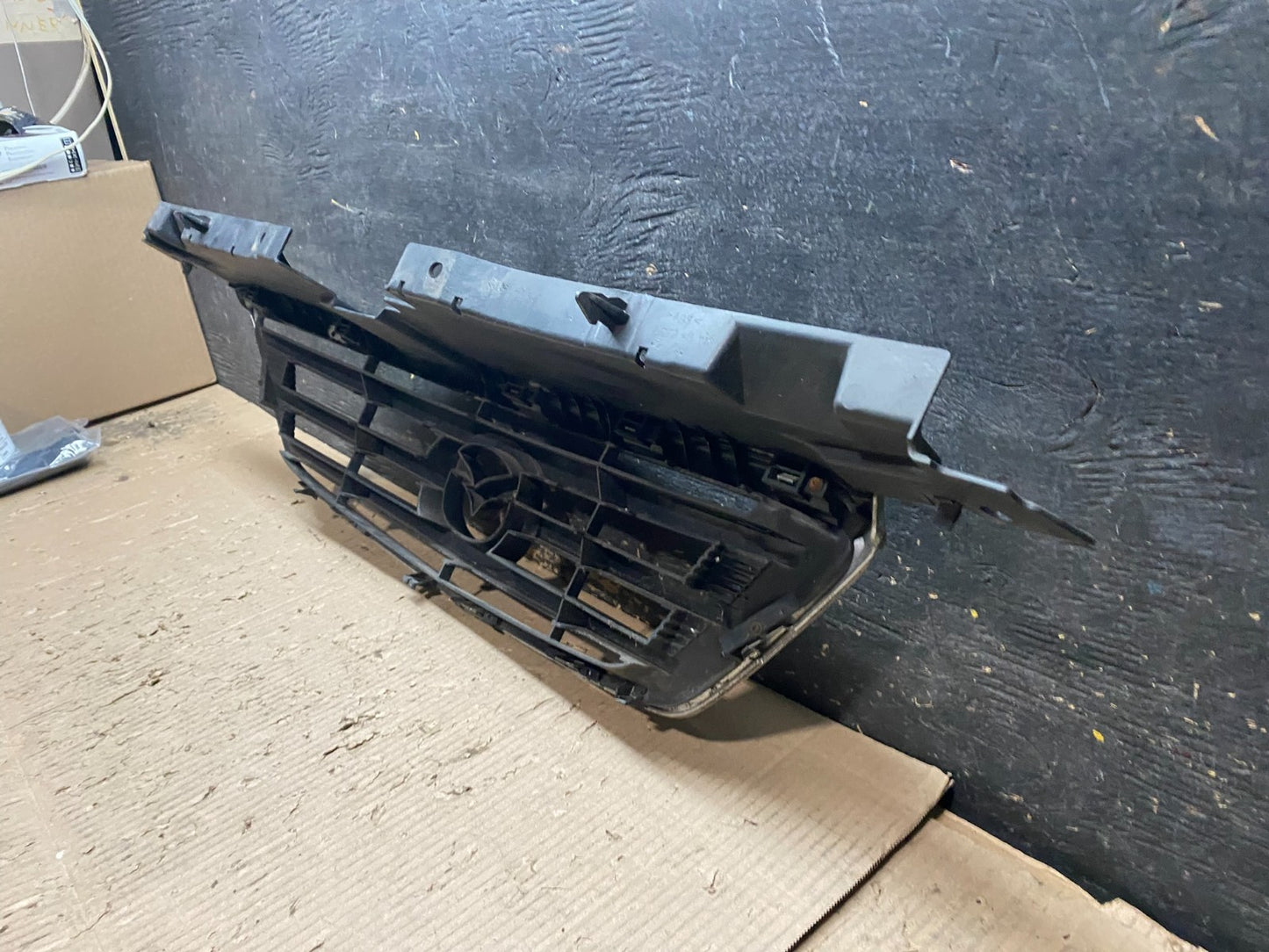 2000 2001 Mazda MPV Front Upper Grille Grill Oem X8262 DG7
