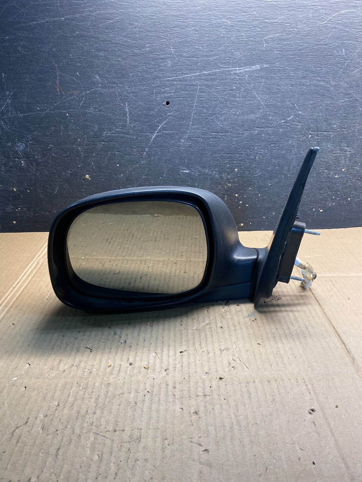 2001 to 2006 Toyota Sequoia Left Driver View Door Mirror OEM AB0589 MS8