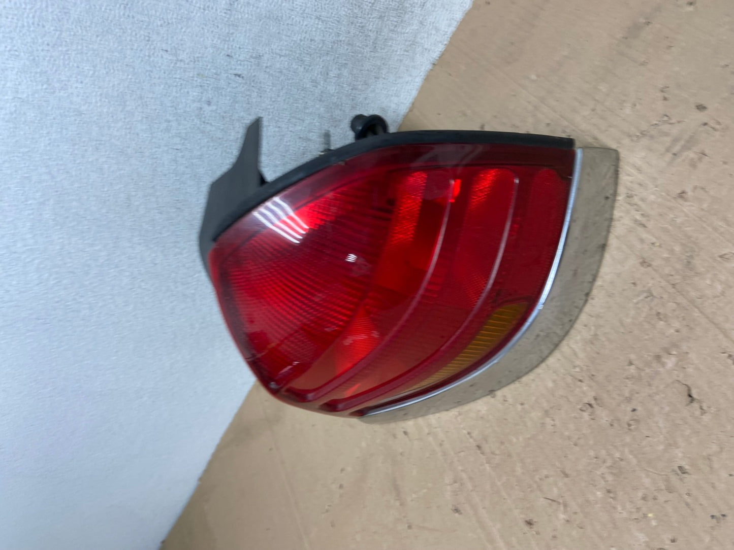 1998-2003 Ford Crown Victoria Right Passenger Rh Side Tail Light AE9393 LK1