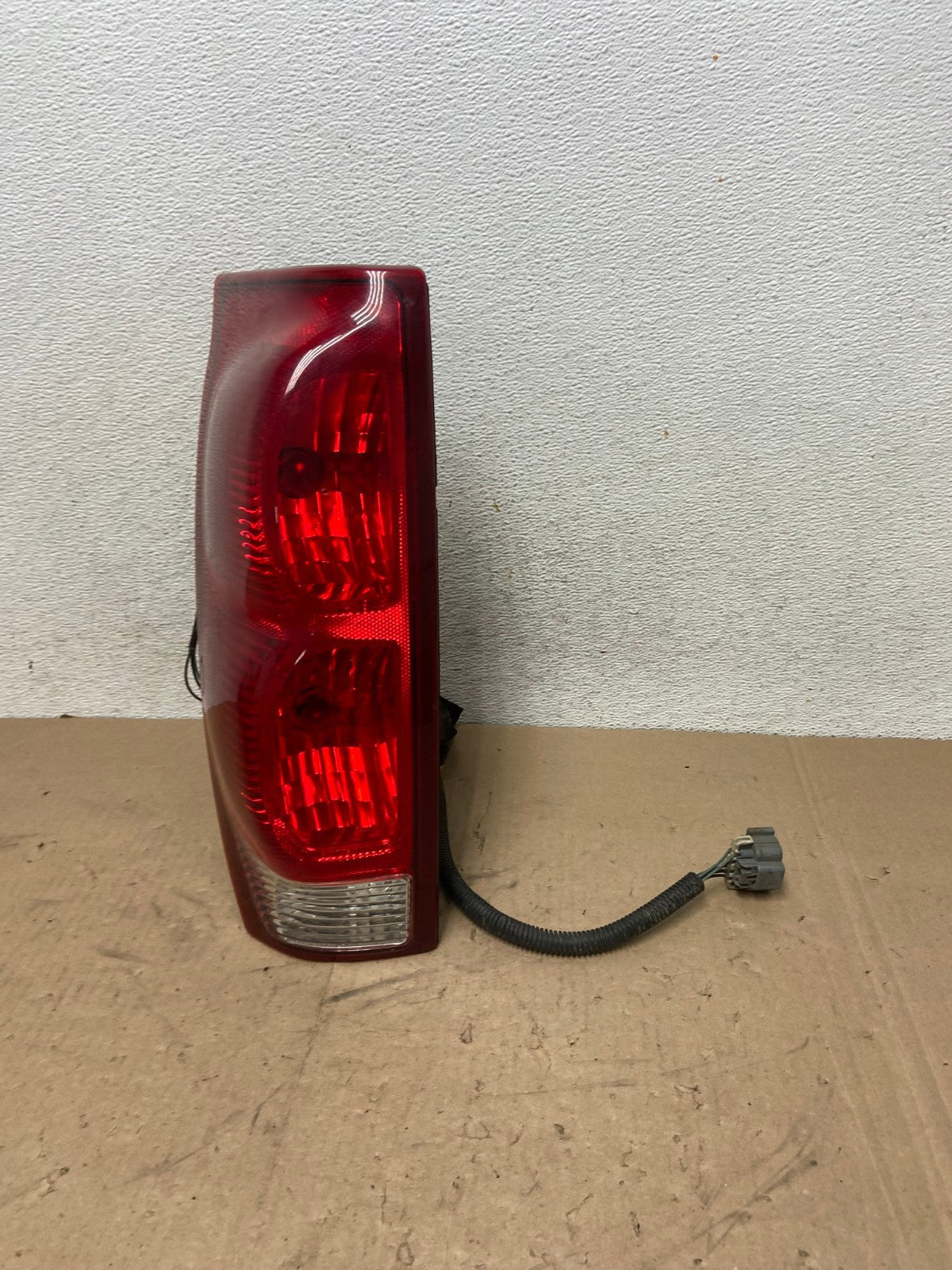 2002 to 2006 Chevrolet Avalanche Left Driver LH Tail Light AG5302 LK0
