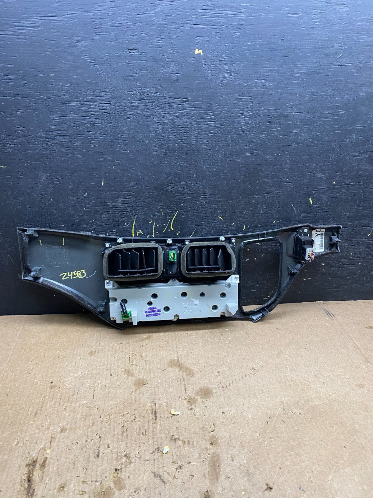 2005 to 2010 Honda Odyssey  Radio Climate Control Dash Trim Bezel Z4583 DG3