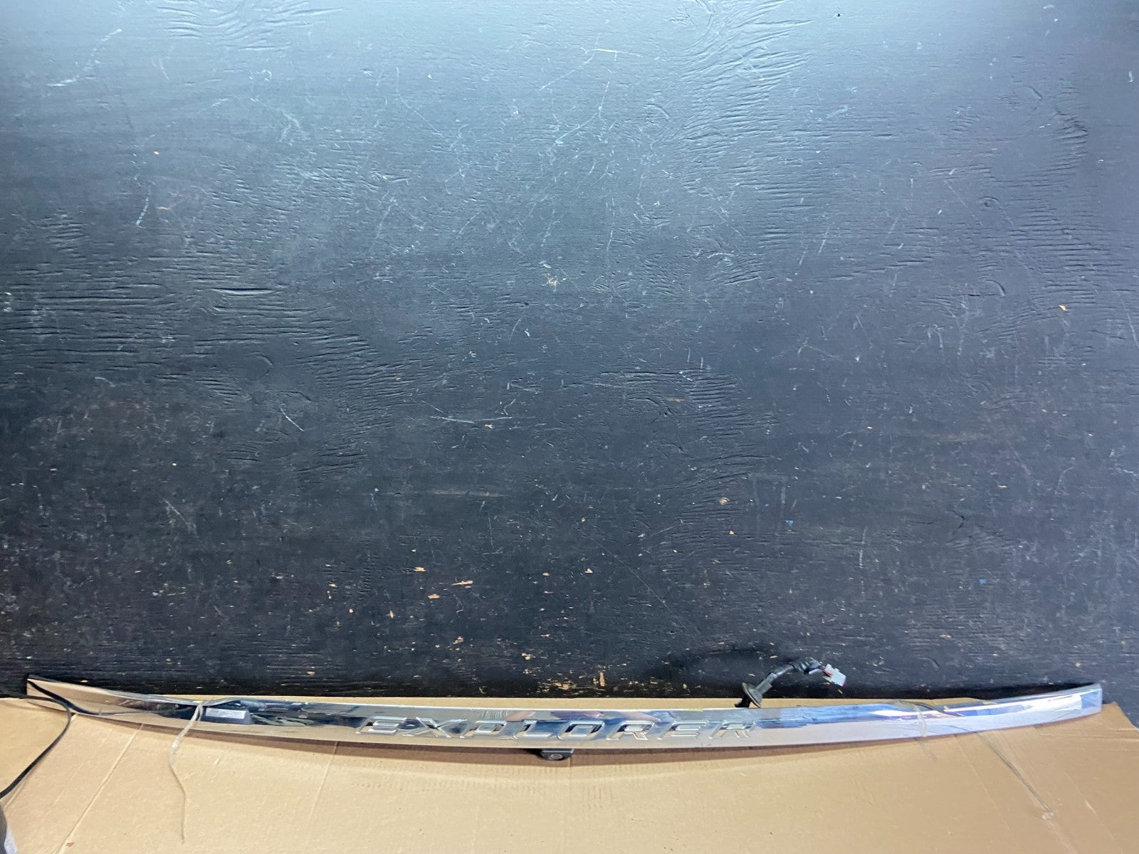 2011 to 2014 Ford Explorer Rear Tailgate Gate Trim Molding With Camera p3965 DG0