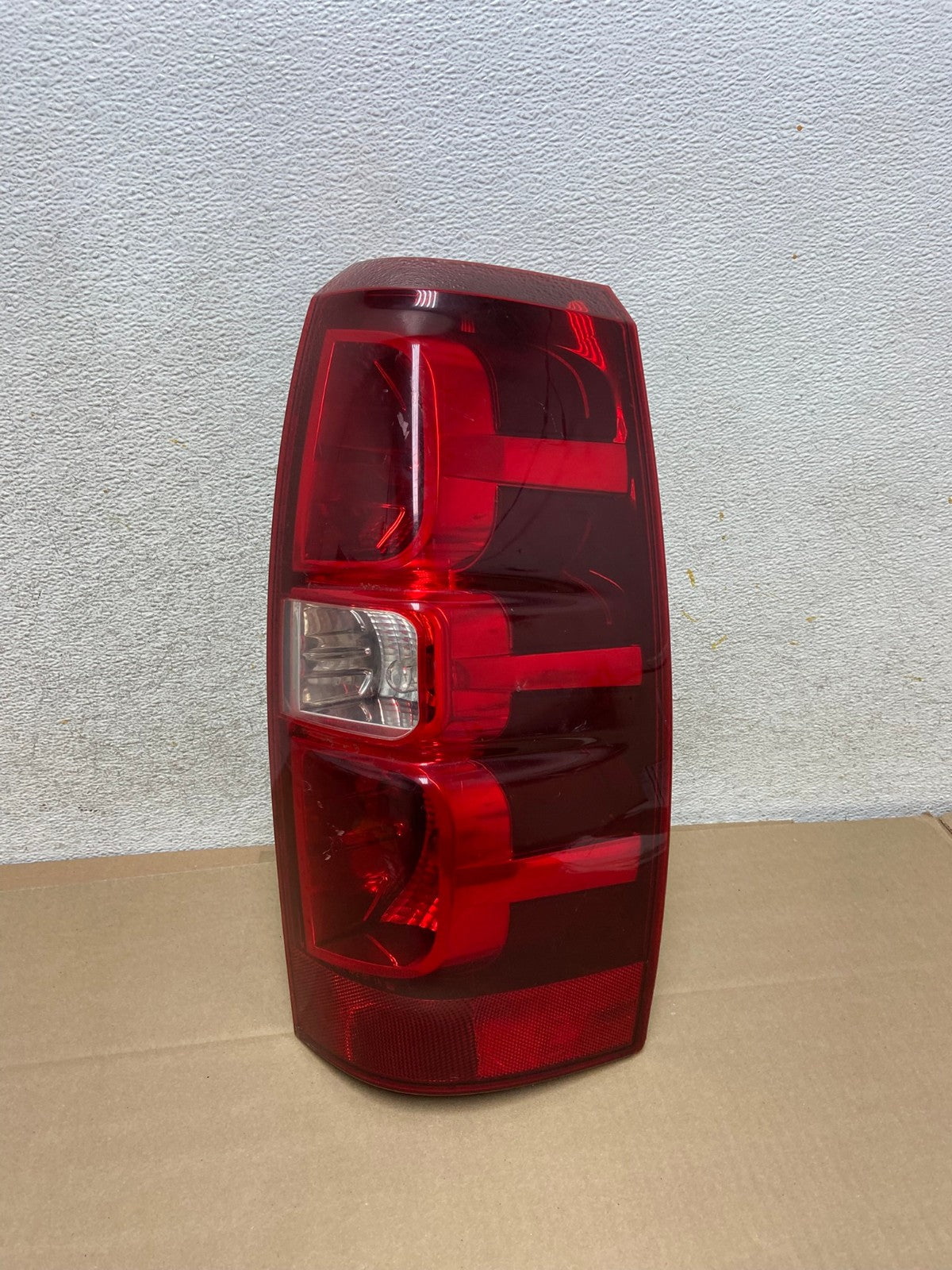 2007-2013 Chevrolet Avalanche Right Passenger RH Side Tail Light AI1378 LK0