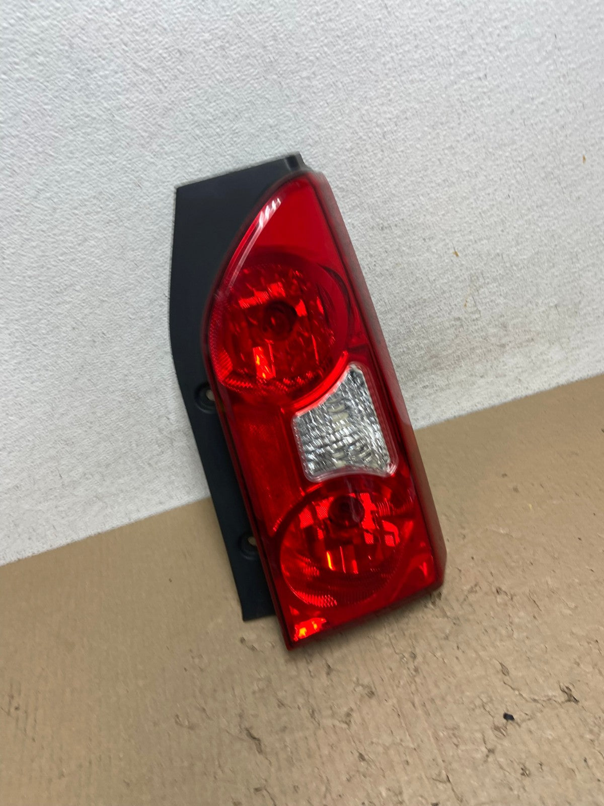 2005 to 2015 Nissan Xterra Right Passenger Rh Side Tail light AE9798 LK2