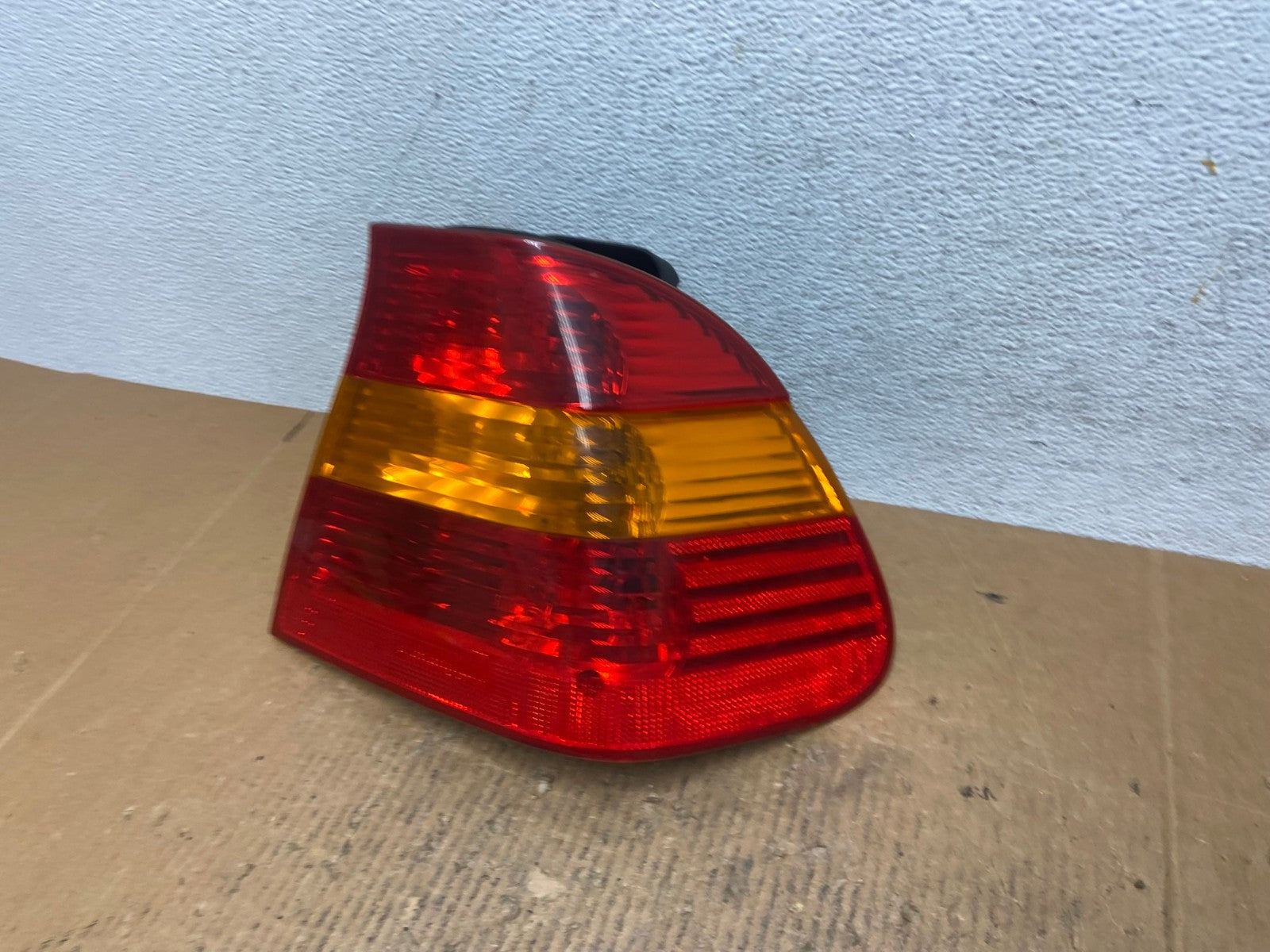 2002 - 2005 BMW 3 E46 Series Right Passenger RH Side Tail Light AE2600 LK1