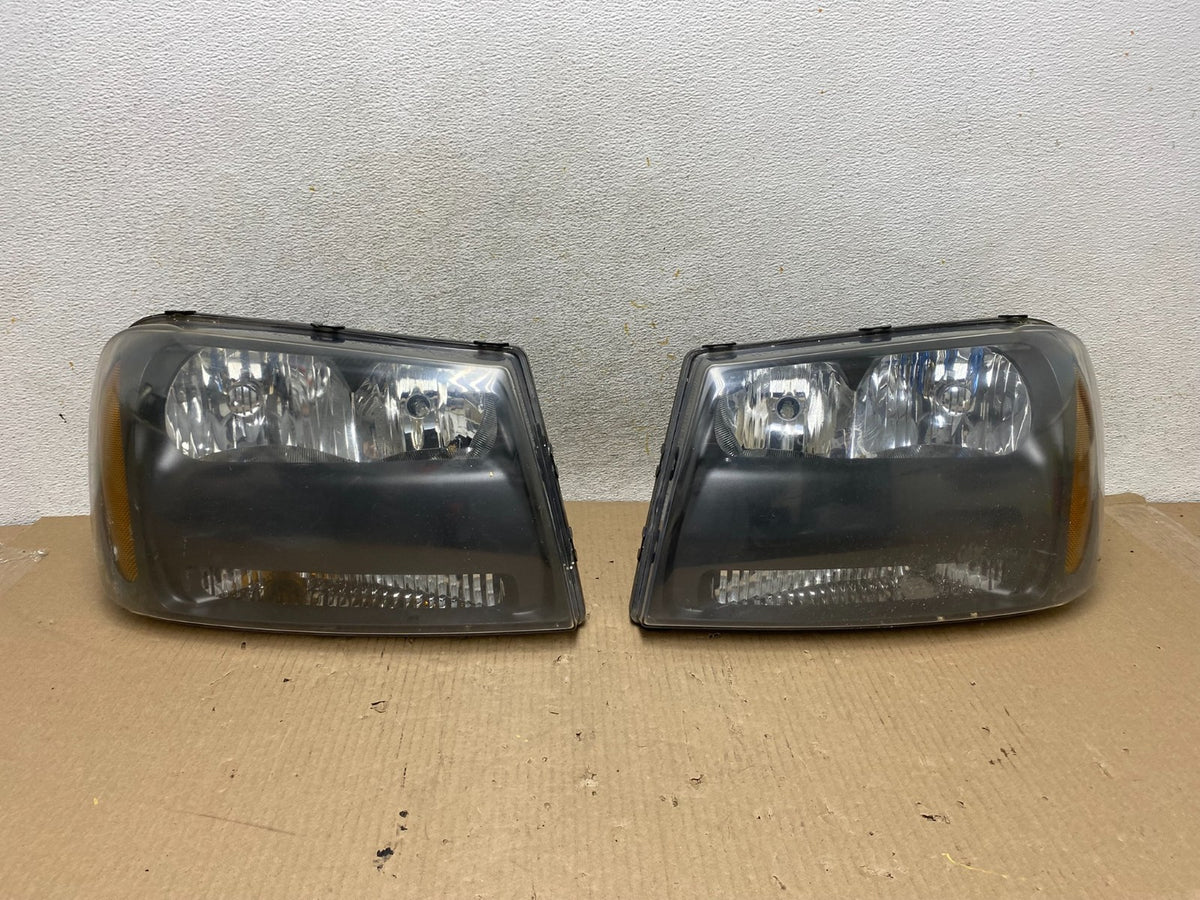 2006 - 2009 Chevrolet Trailblazer Left+Right Headlights Flush Half Bar AH5815 DW0