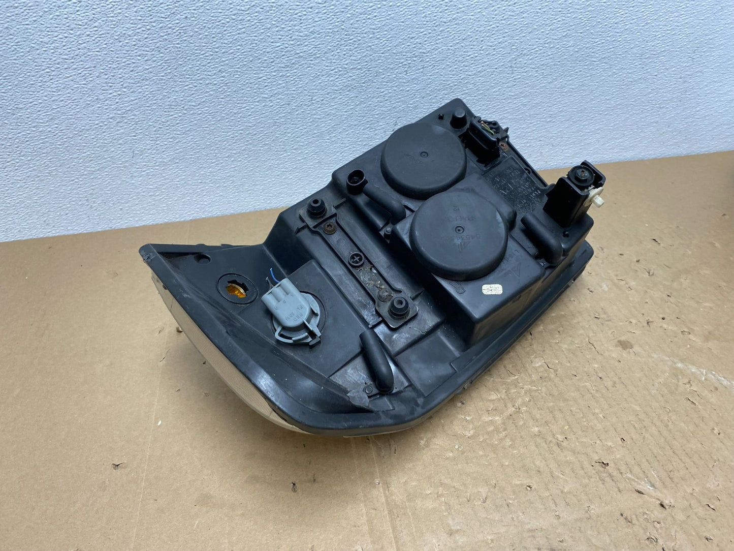 2002 to 2009 Gmc Envoy Right Passenger RH Side Headlight Halogen AB6959 DW4