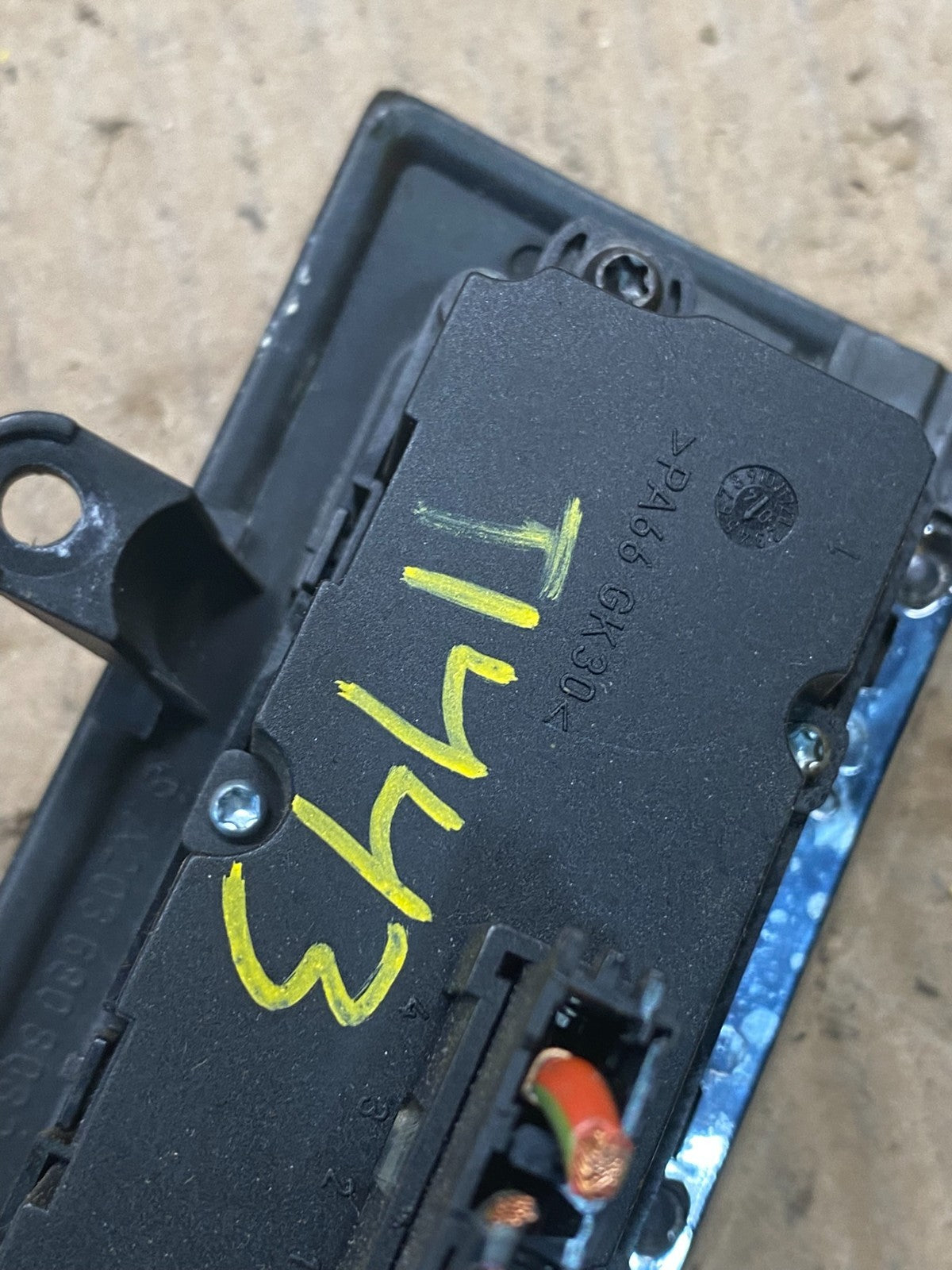 2005-2009 Mercedes W209 CLK350 CLK550 Door Lock ESP Hazard Control t1443 DG6