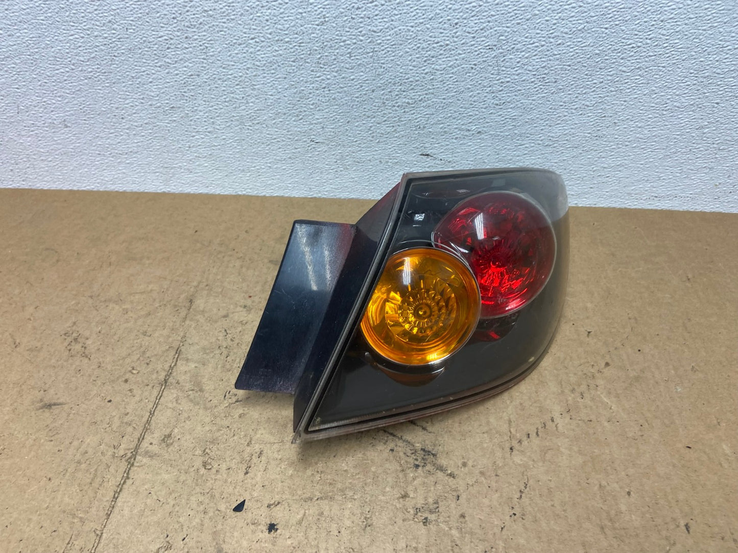 2004 2005 2006 Mazda 3 Hatchback Right Passenger Side Tail Light OEM AC3563 LK2