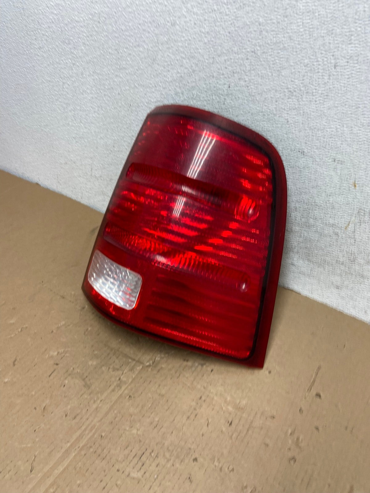 2002 to 2005 Ford Explorer Right Passenger Rh Side Tail light AD7984 LK1
