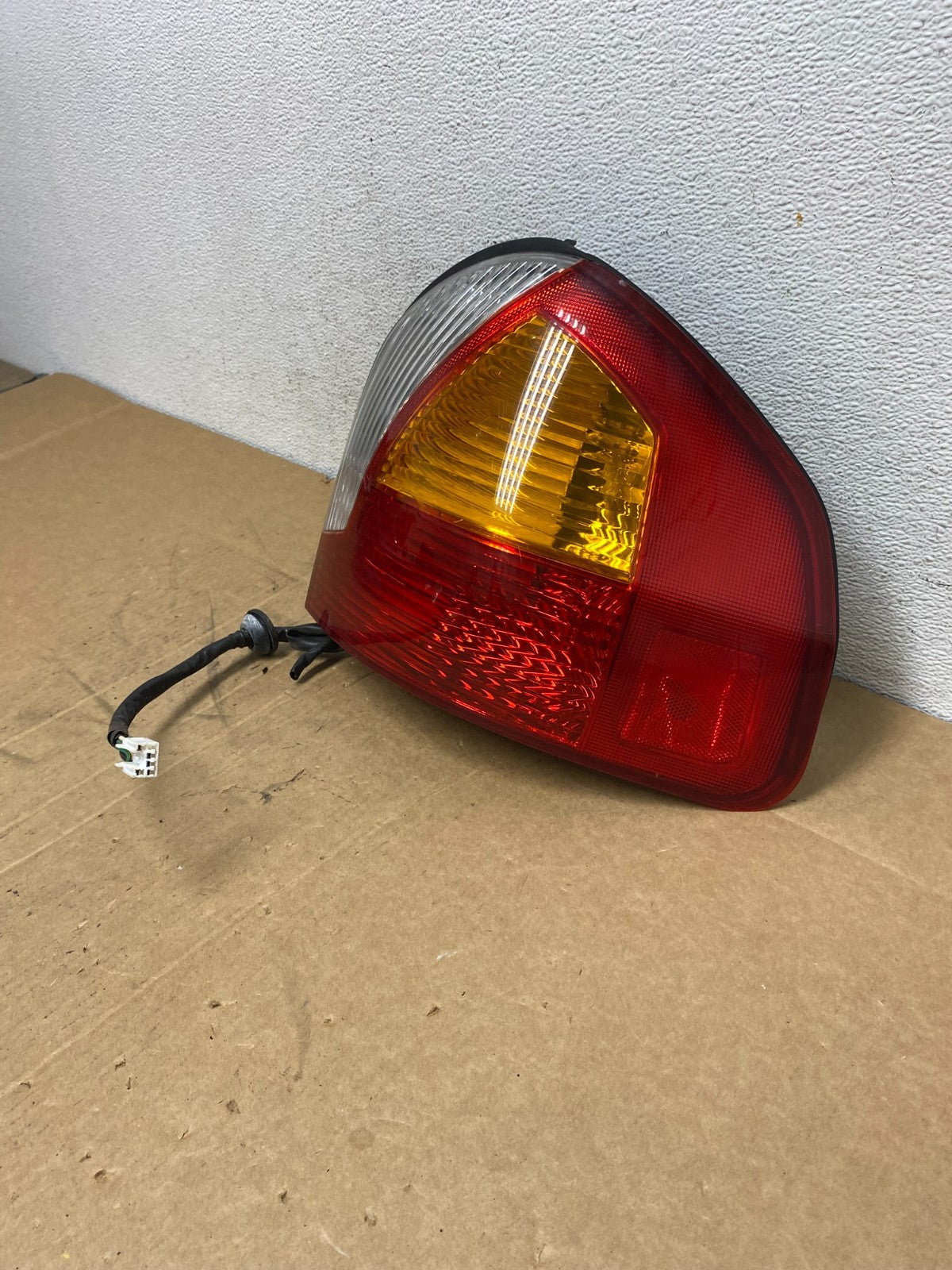 2001 2002 2003 2004 Hyundai Santa Fe Right Passenger Side Tail Light AD6234 DW1