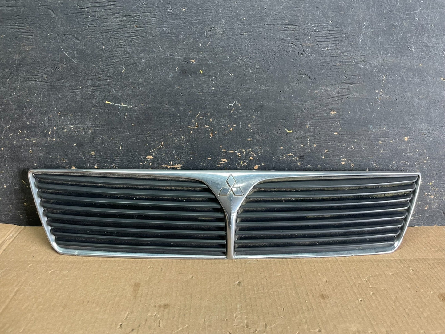 2002 2003 Mitsubishi Lancer Front Upper Radiator Grille Grill OEM AB3084 DG0