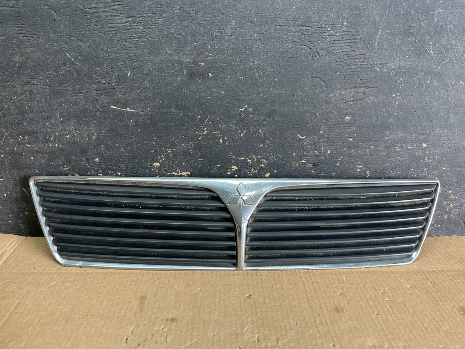 2002 2003 Mitsubishi Lancer Front Upper Radiator Grille Grill OEM AB3084 DG0