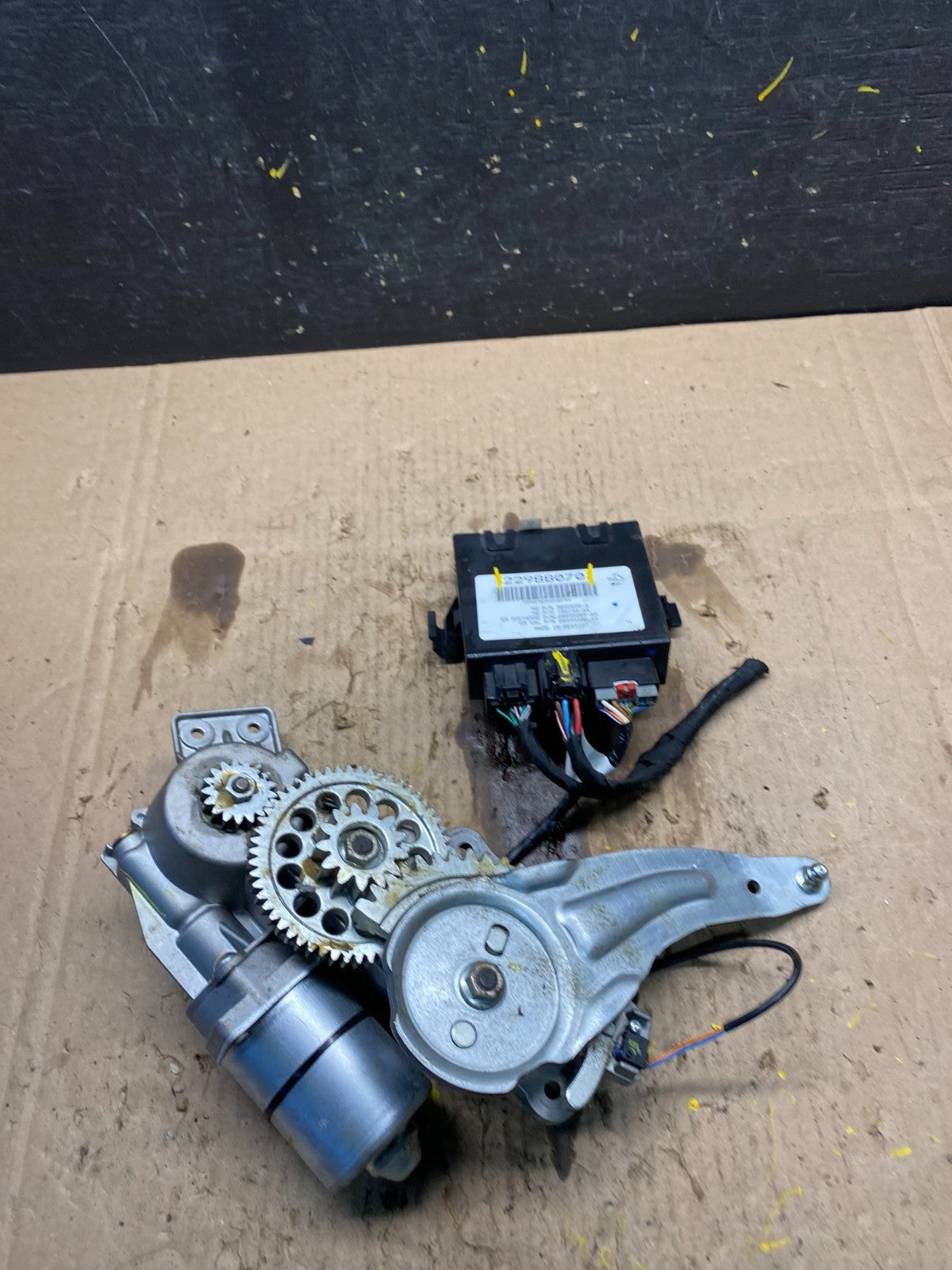 2009 to 2016 GMC Acadia Rear Trunk Liftgate Power Motor Actuator OEM S2522 DG5