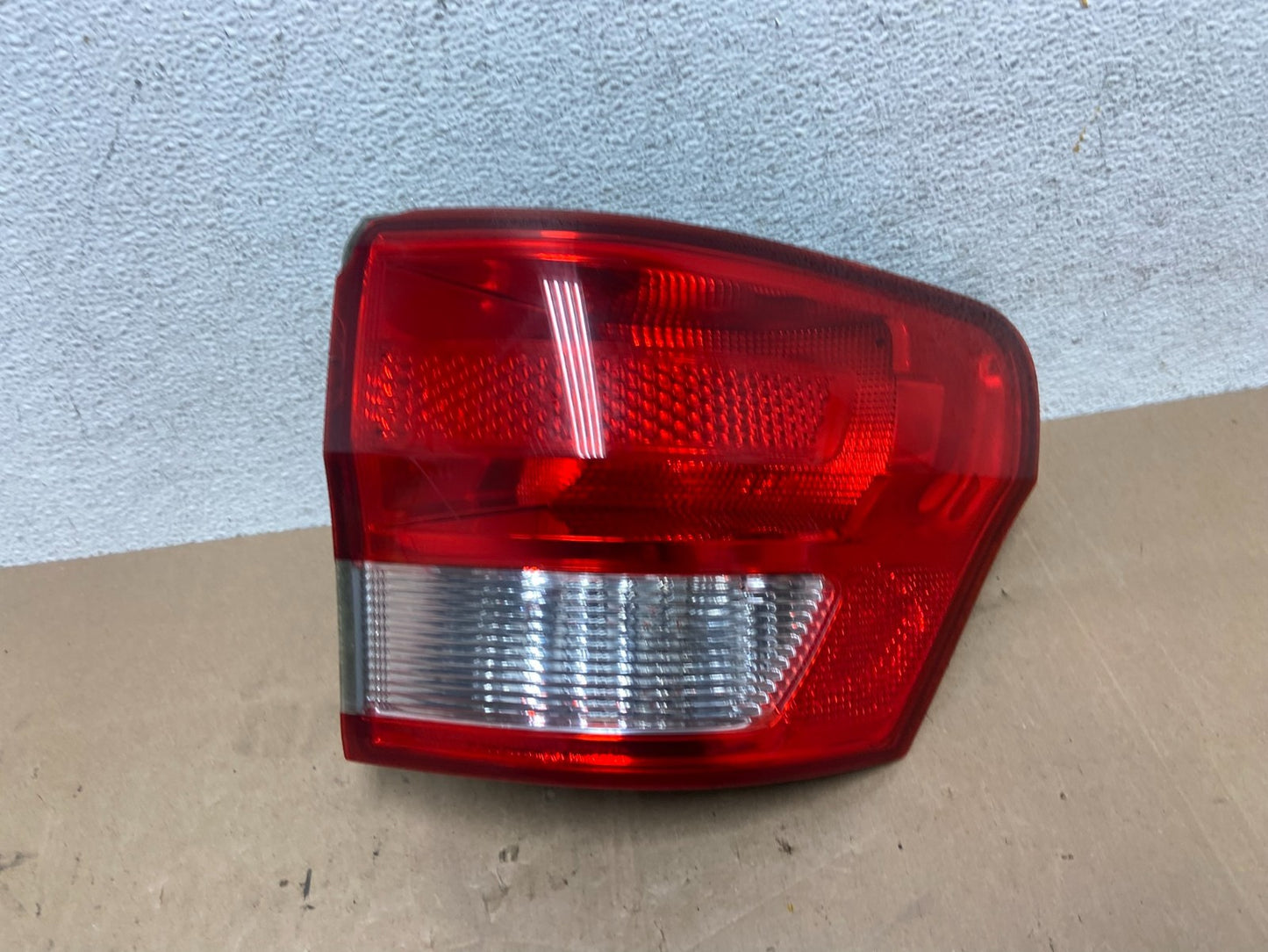 2011-2013 Jeep Grand Cherokee Right Passenger Side Rh Tail Light AE6001 DW0