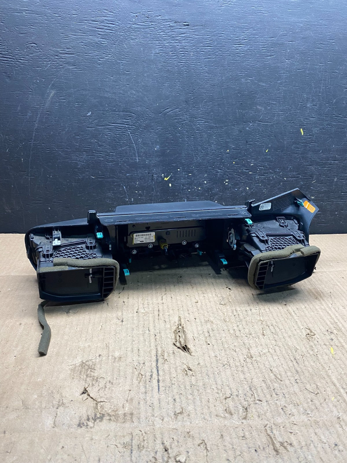 2020 to 2023 Ford  Explorer Console Radio Display Screen Air Vents Oem p3516 DG4