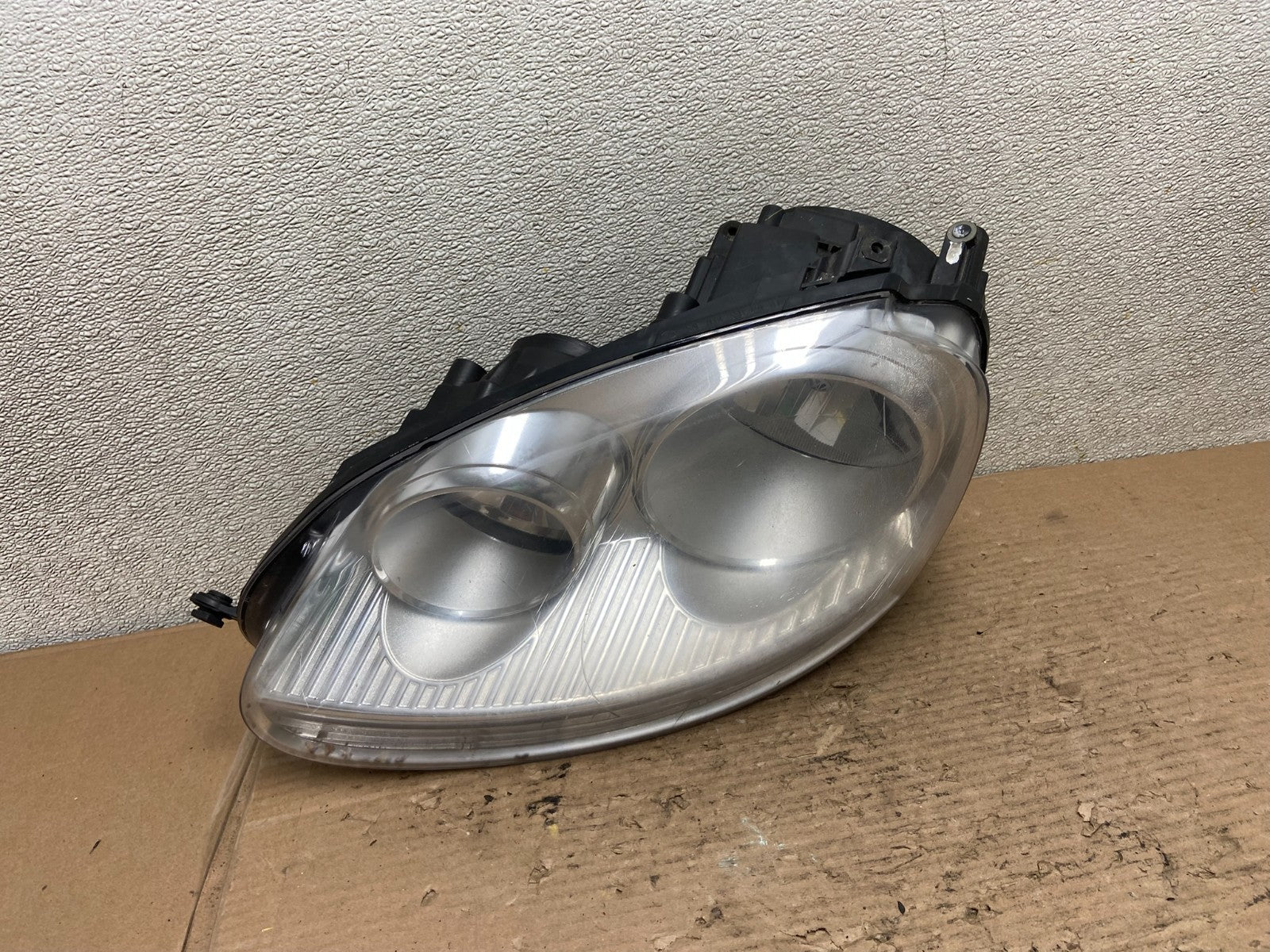 2005 to 2010 Volkswagen Jetta Left Driver LH Side Headlight Halogen AA9559 DW0