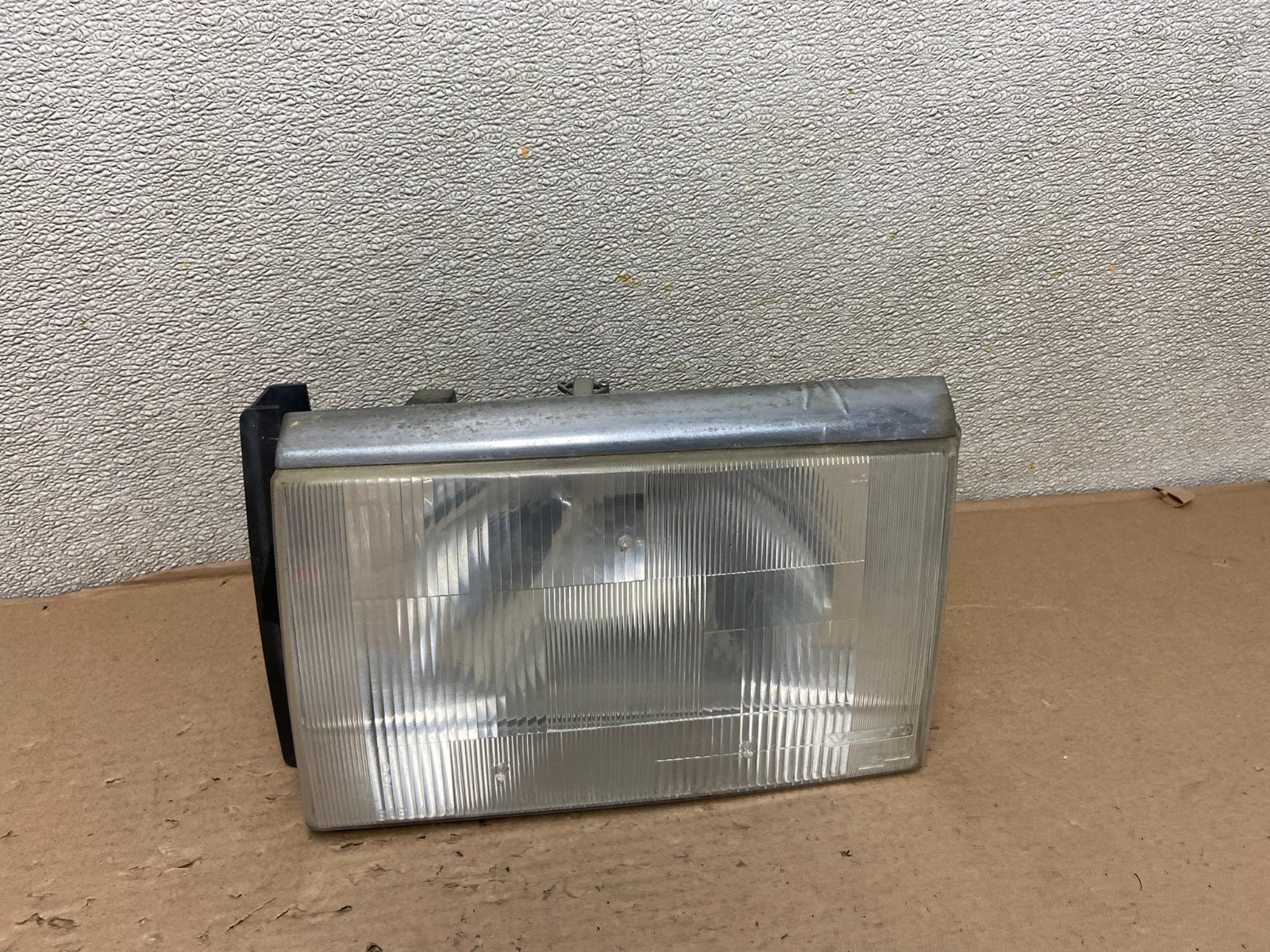 1990 to 1993 Volvo 240 Driver Left Side Headlight AB0140 DW0