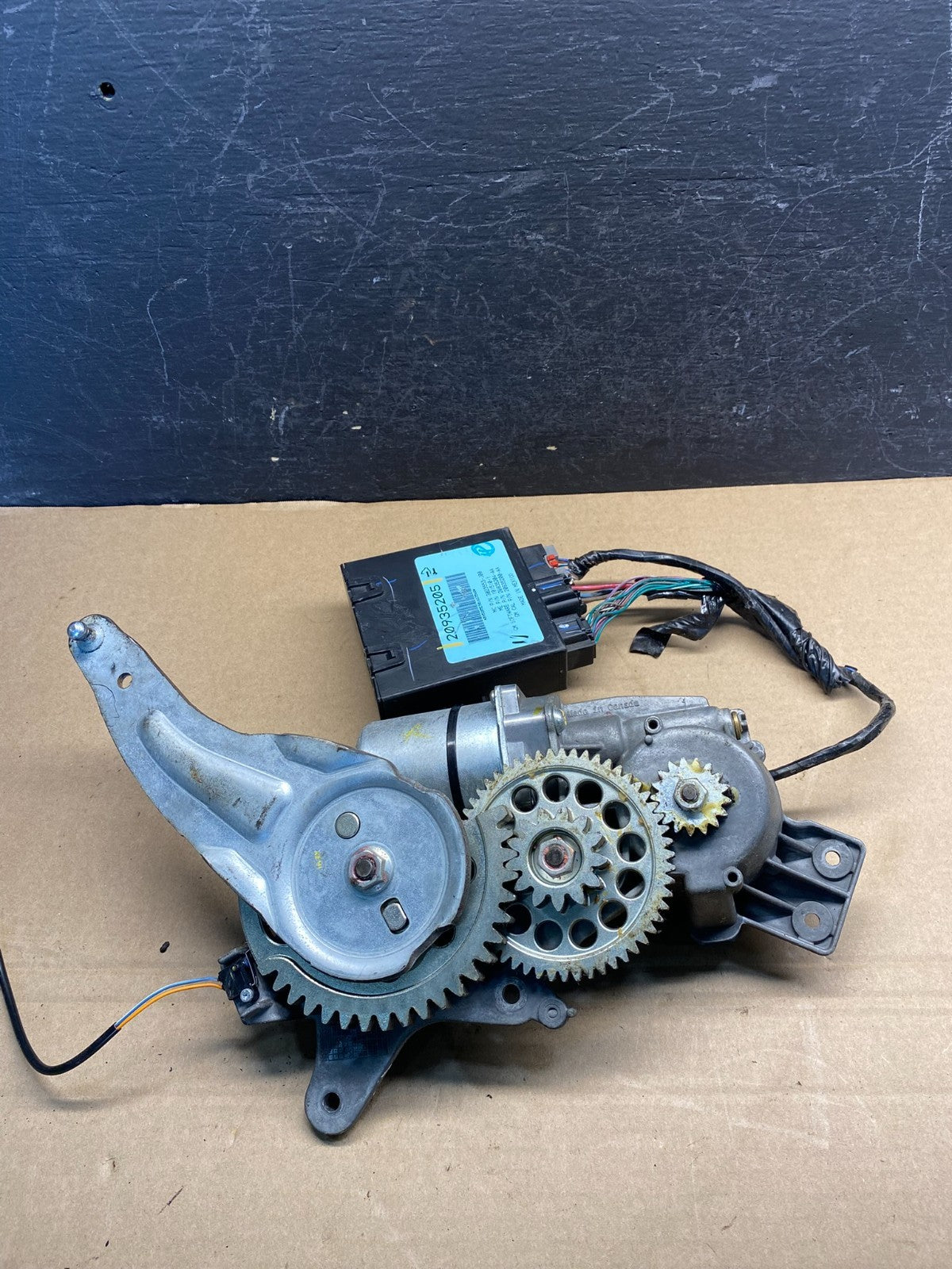 2009 to 2016 GMC Acadia Rear Trunk Liftgate Power Motor Actuator AE0188 DG4
