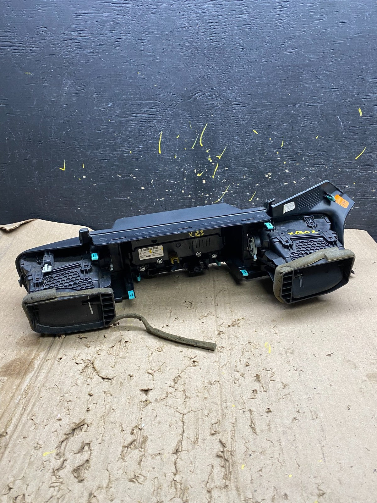 2020 to 2023 Ford  Explorer Console Radio Display Screen Air Vents Oem x6302 DG4