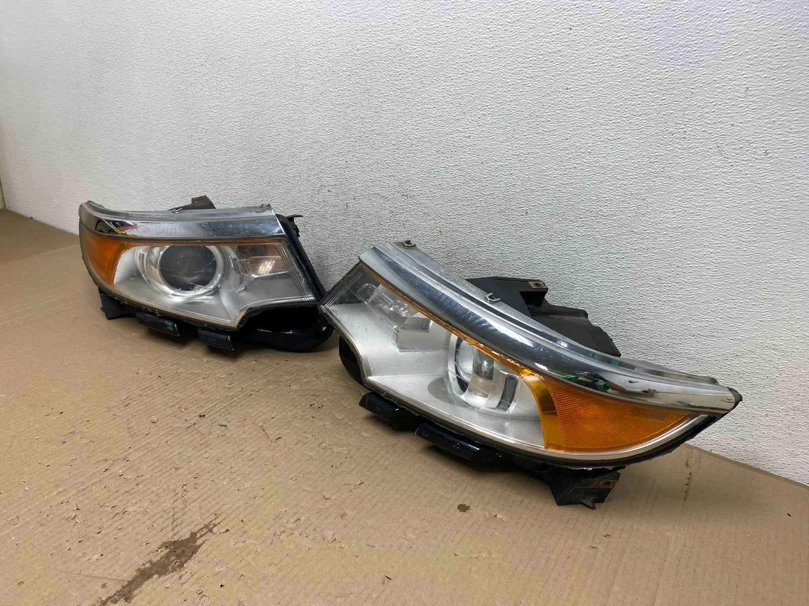 2011 to 2014 Ford Edge Front Left+Right Headlights Halogen AE9687 DW1