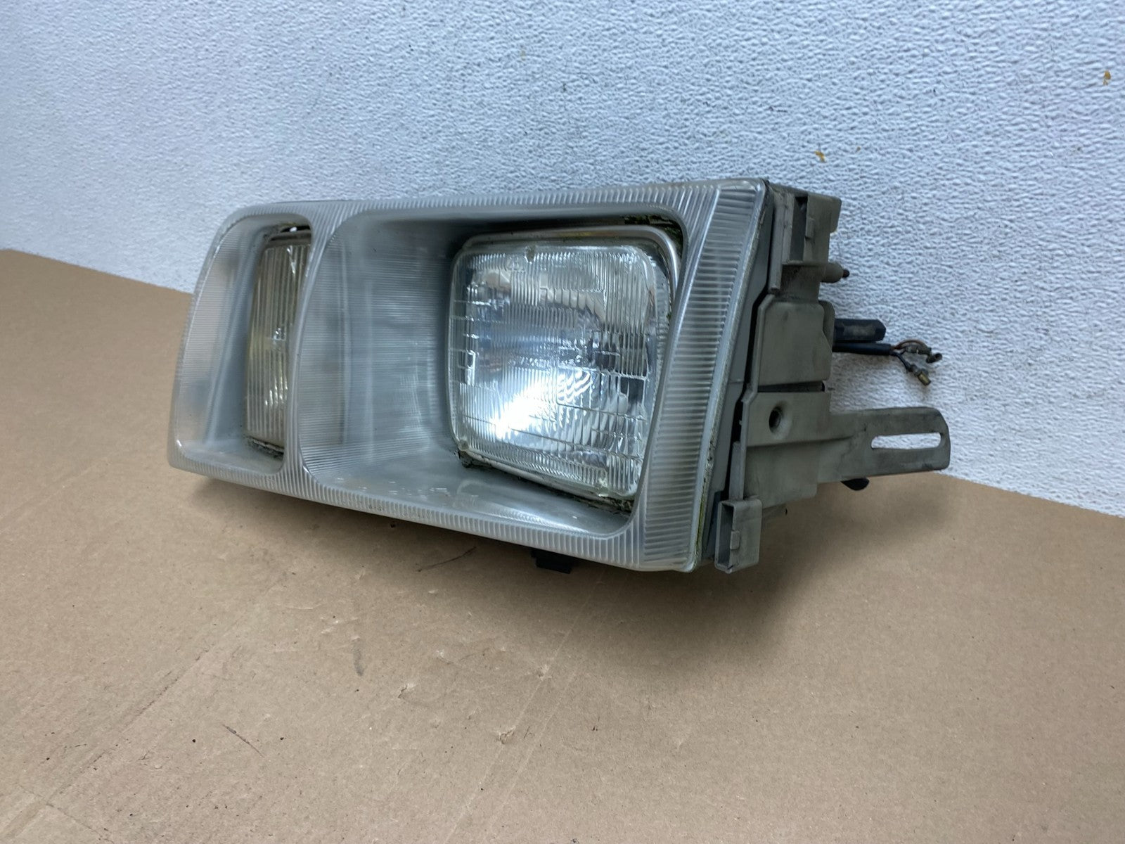 1981-1985 Mercedes 300SD 3.0L Left Driver LH Halogen Headlight ae6645 DG1