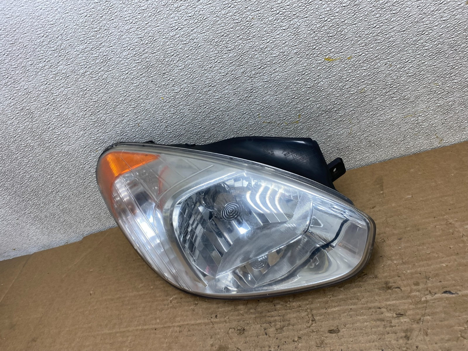2006 to 2011 Hyundai Accent Sedan Right Passenger  Halogen Headlight Z3131 DW1