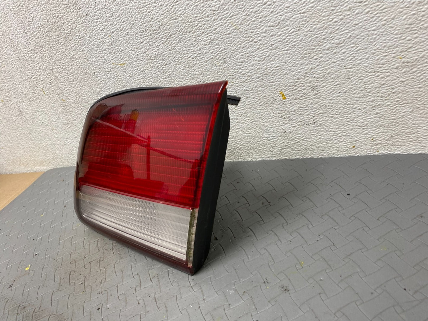 1997 1998 1999 Nissan Maxima Right Passenger RH Inner Tail Light Oem A82322