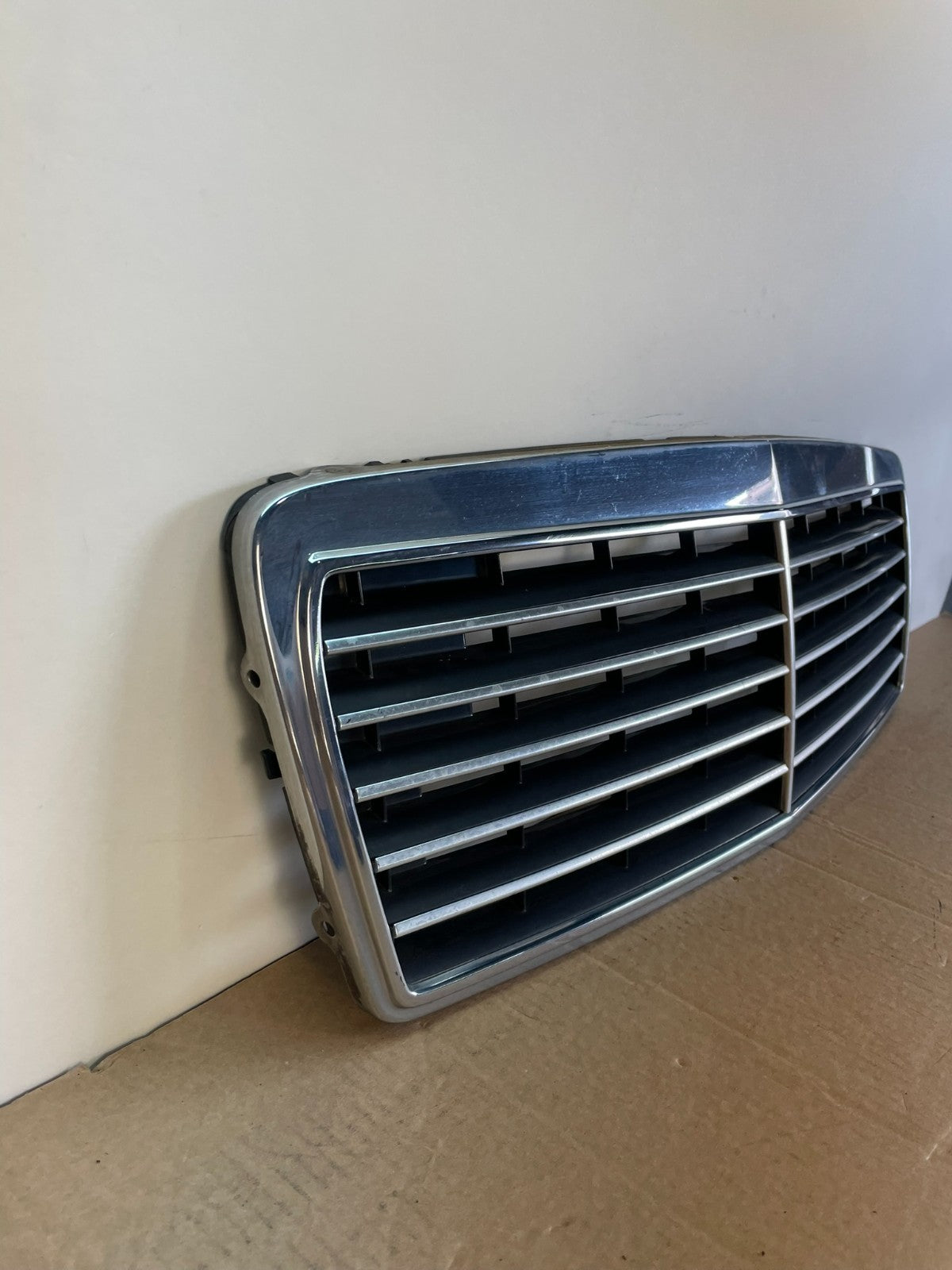 1996 to 1999 Mercedes Benz E320 Front Upper Grill Grill 2108880123 AH0029 DG2