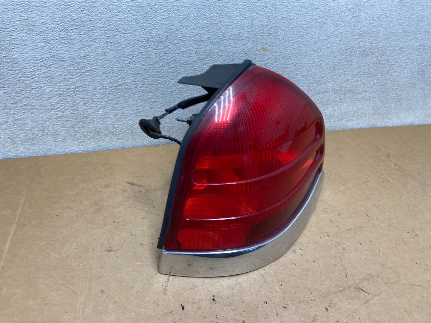 1998-2003 Ford Crown Victoria Left Driver Lh Side Tail Light Oem X4940 DW2