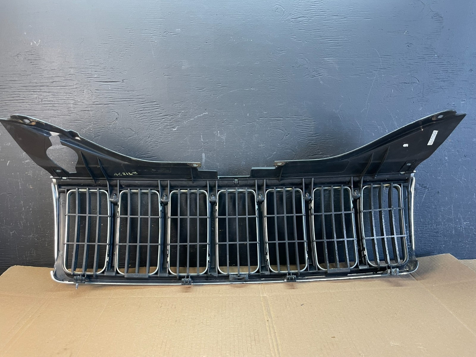 2005 to 2007 Jeep Grand Cherokee Front Upper Grill Grille Aftermarket AC2169 DG5