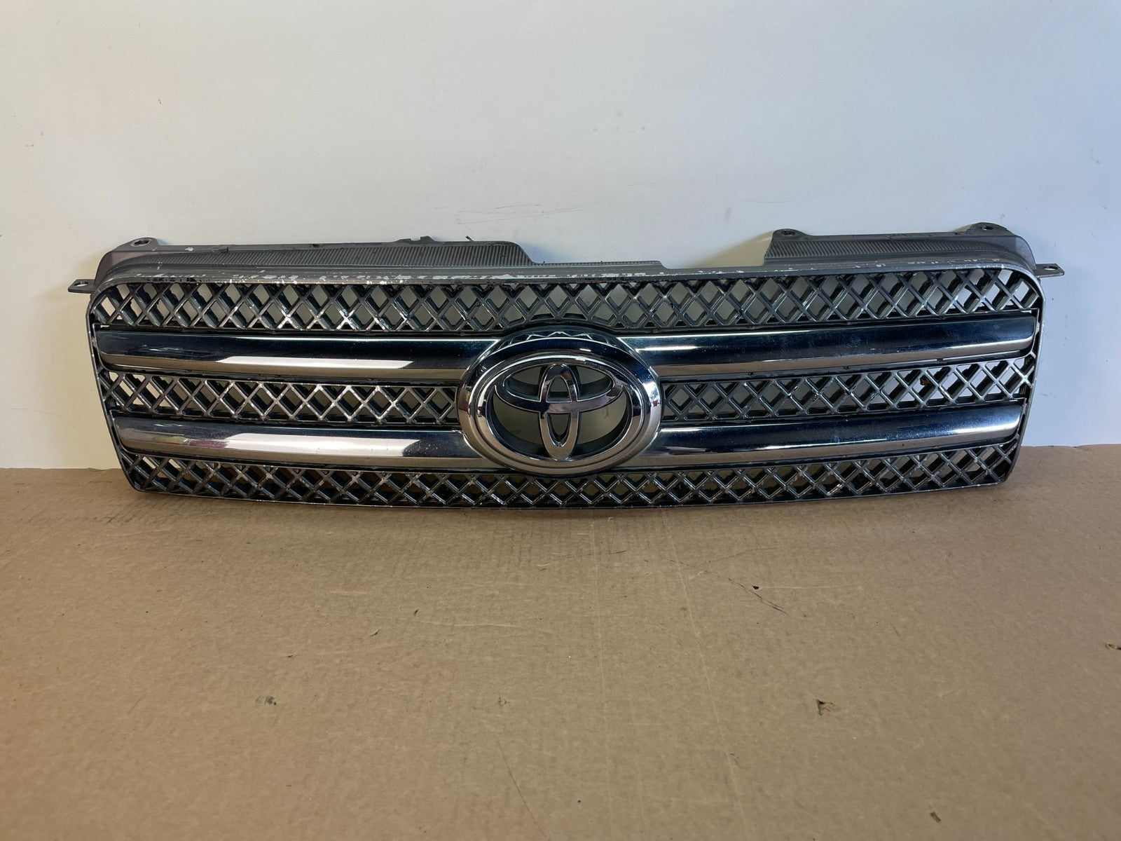 2006 to 2007 Toyota Highlander Front Upper Grille Grill With Emblem AG9820 DG0