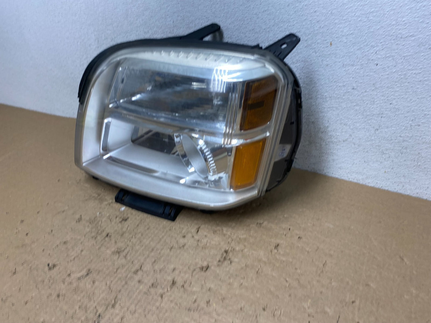 2010 to 2015 GMC Terrain Halogen Left Driver Lh Side Headlight AF8337 DW1