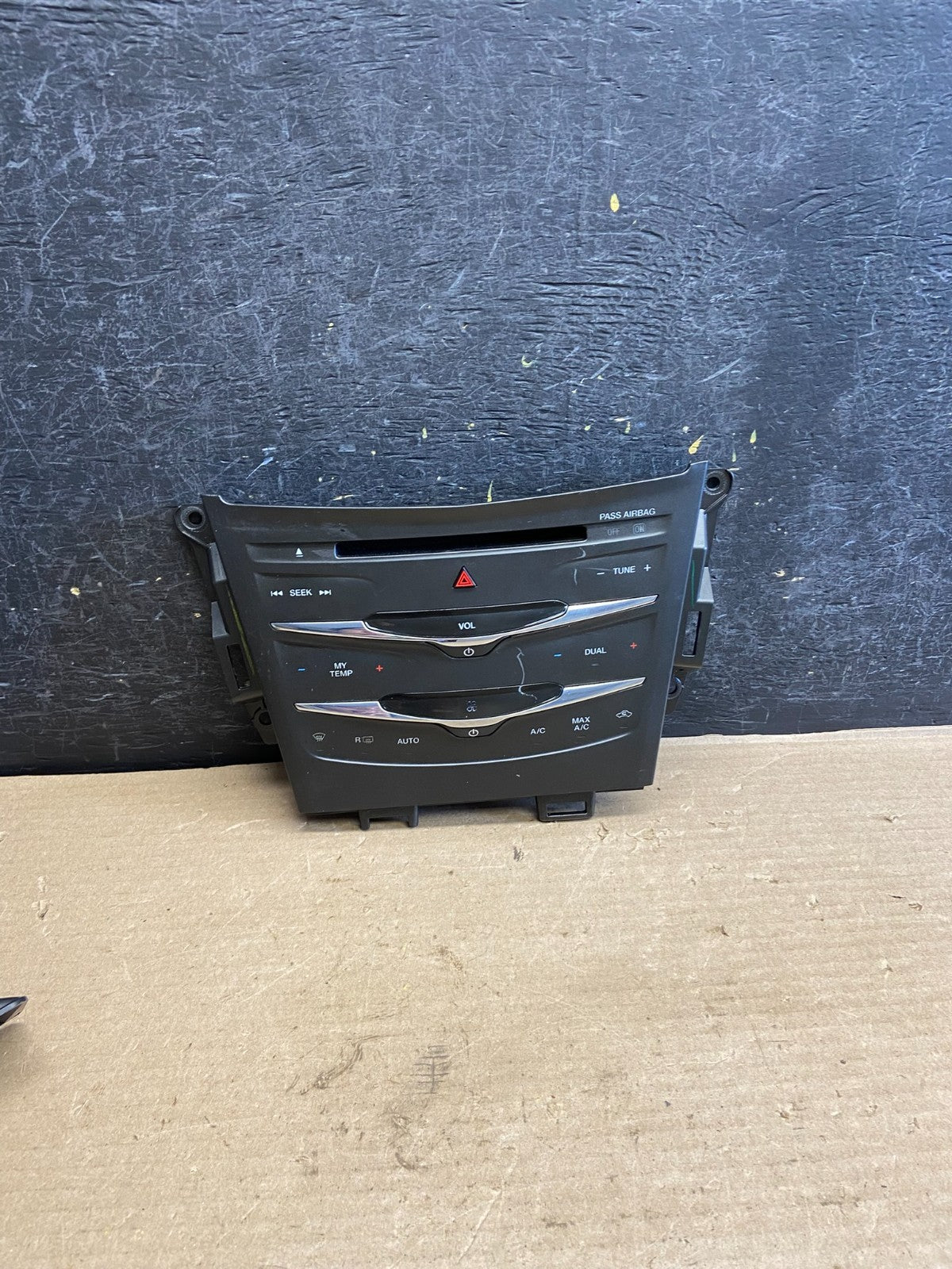 2013 to 2019 Lincoln MKT Radio Dual Climate Control Panel AH3645 DG0