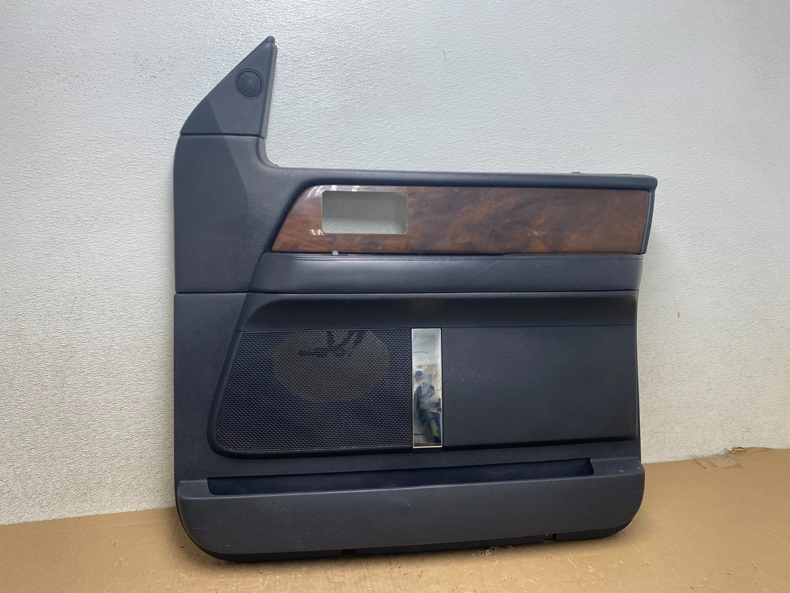2007-2014 Lincoln Navigator Right Passenger Front Door Panel OEM S0849 DG0