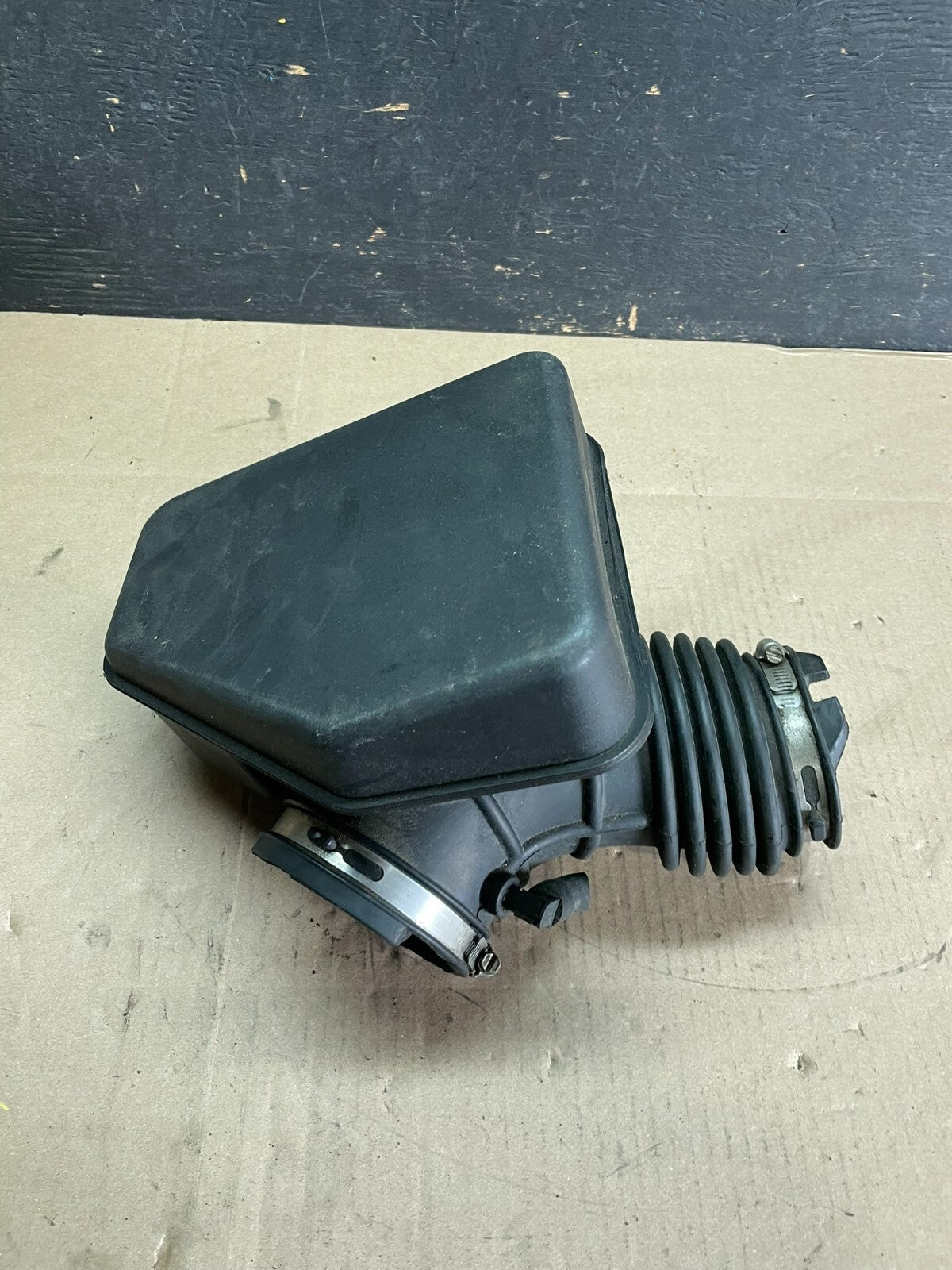2007 to 2010 Lincoln MKX 3.7L Air Cleaner Box Resonator OEM M8906 DG0