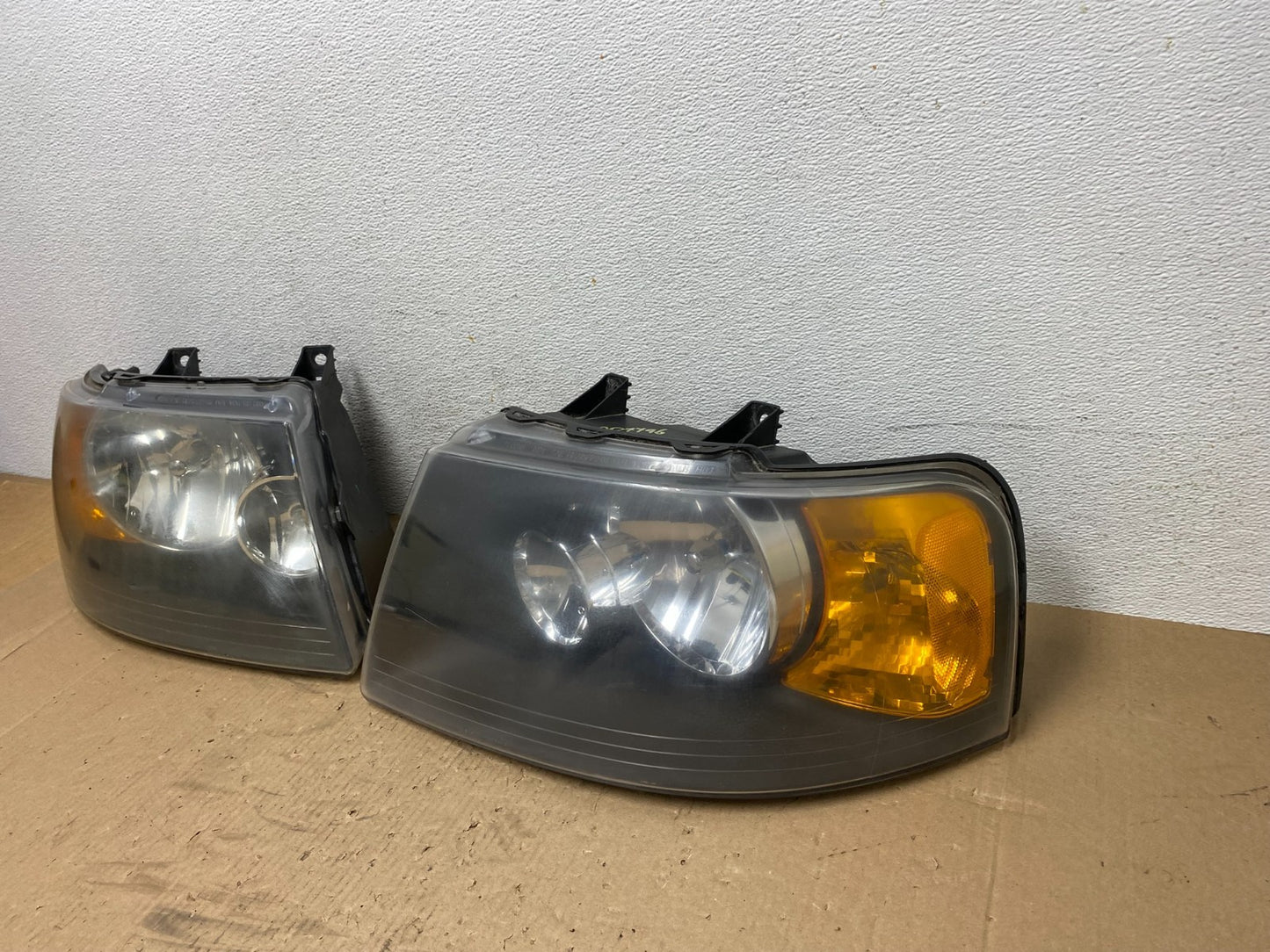 2003 - 2006 Ford Expedition Left+Right Side Headlights Halogen AD7796 DW2