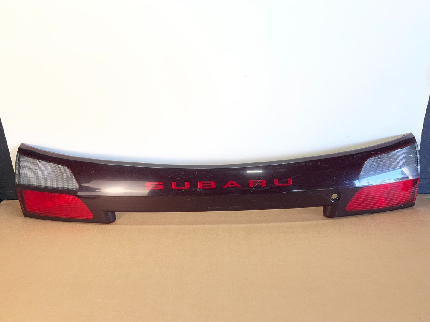 2002 - 2004 Subaru Outback Trunk Hatch Lid Tail Light Panel Center ag0774 DG0