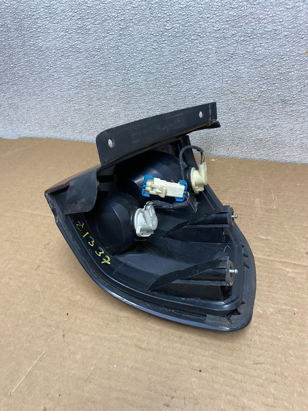 2001 - 2005 Pontiac Aztek Left Driver LH Side Tail Light OEM Z1337 DW5