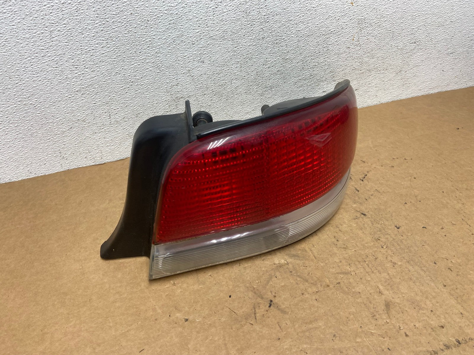 1995 to 2000 Chrysler Cirrus Right Driver RH Tail Light AD5136 LK2