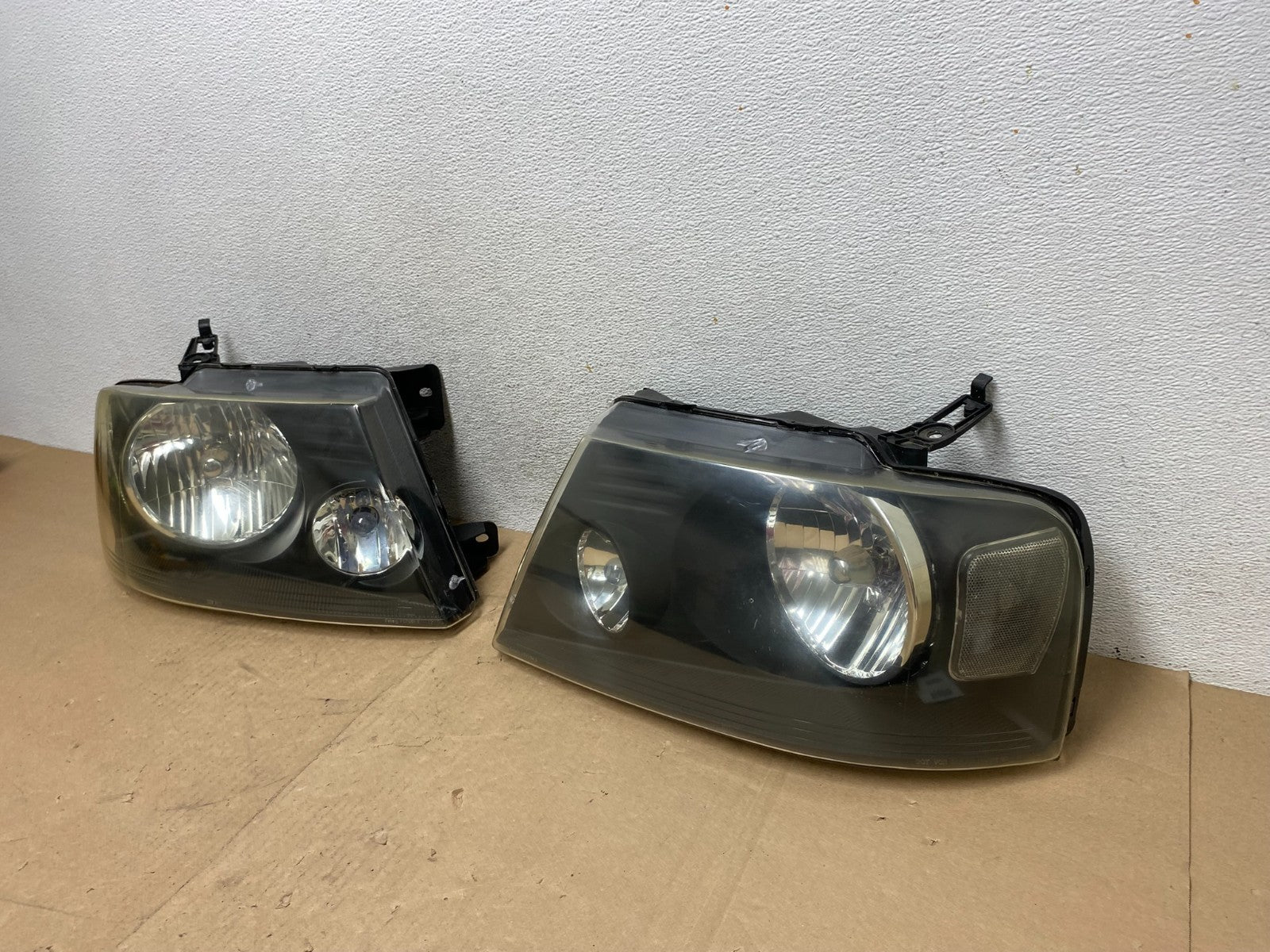 2004 to 2008 Ford F-150 F150 Left+Right Halogen Headlights AG4668 DW1