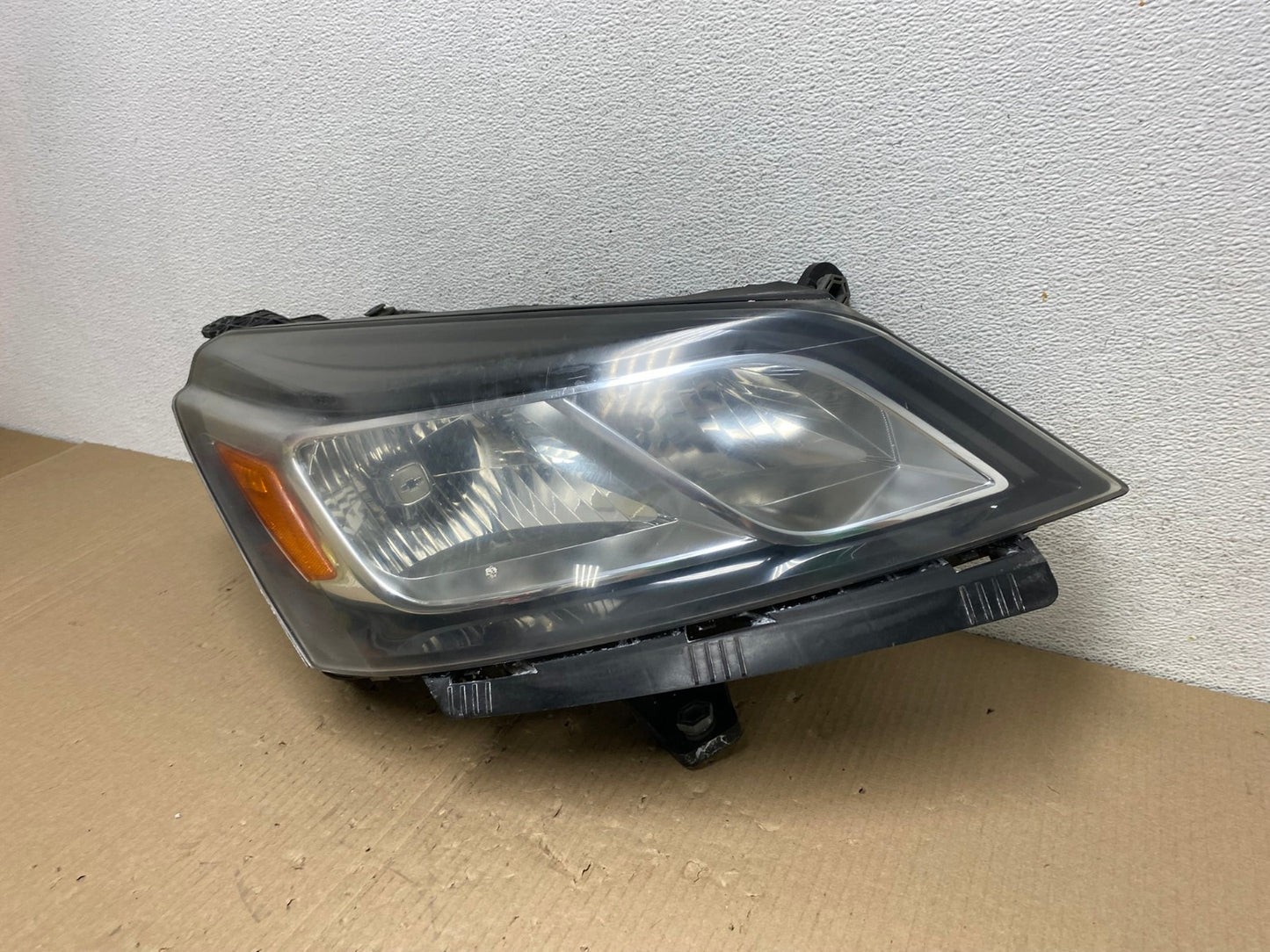 2013-2017 Chevrolet Traverse Right Passenger Side Halogen Headlight AE9612 LK1