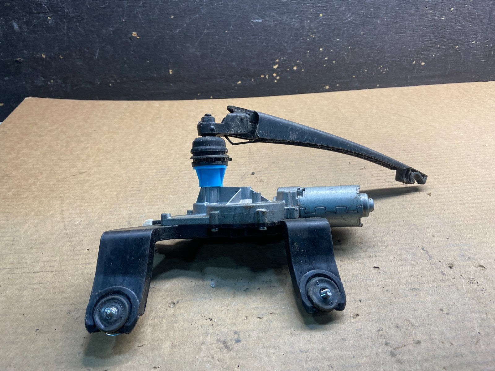 2010 - 2015 Hyundai Tucson Rear Glass Windshield Wiper Motor AA0660 DG1