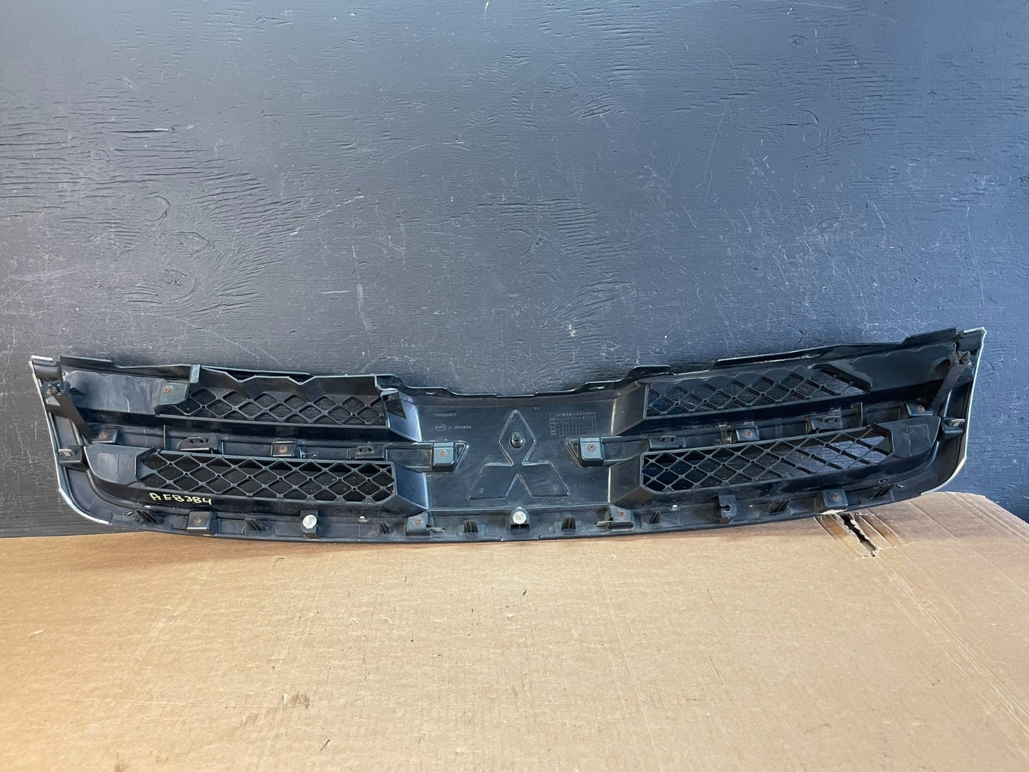 2006 2007 2008 Mitsubishi Endeavor Front Upper Grill Grille AE8384 DW3