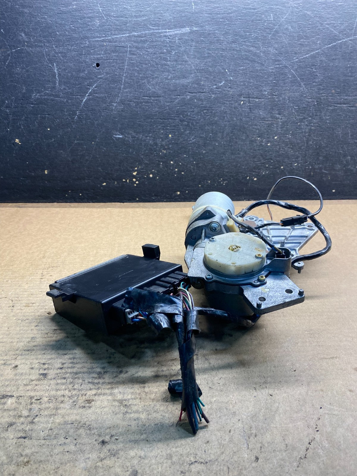 2008-2017 GMC Acadia Enclave Tailgate Back Door Rear Wiper Motor Wiper AA1732 DG2