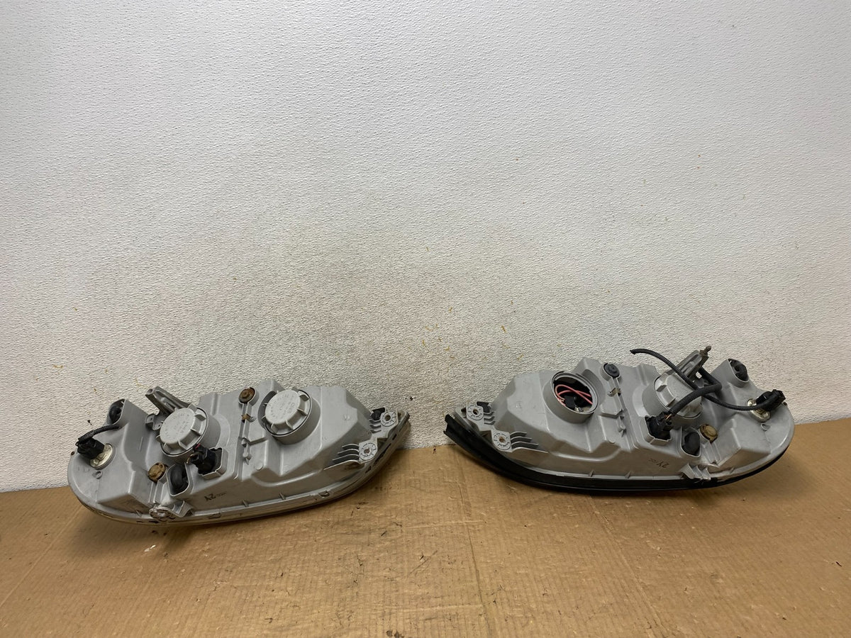 2002 to 2005 Kia Sedona Left+Right Side Headlights AI8165 DW8