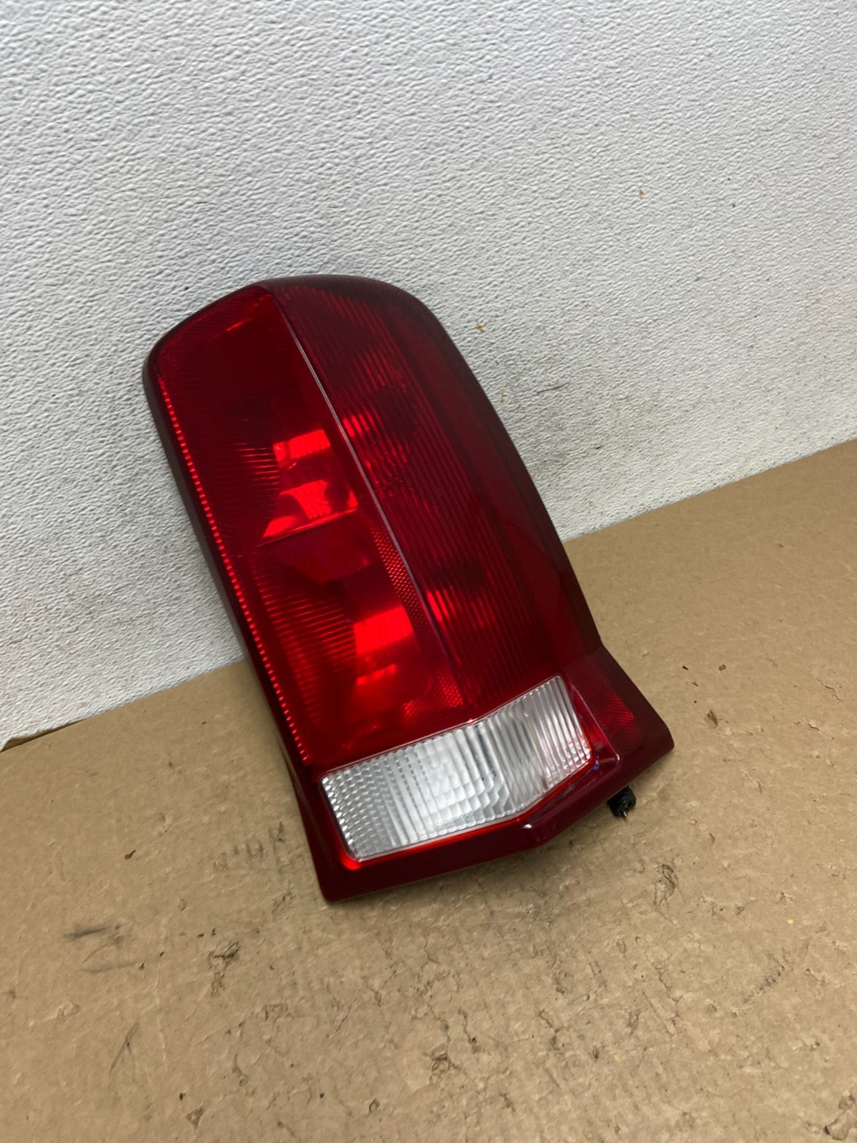 2002 to 2006 Cadillac Escalade Right Passenger RH Side Tail Light AF8072 DW2