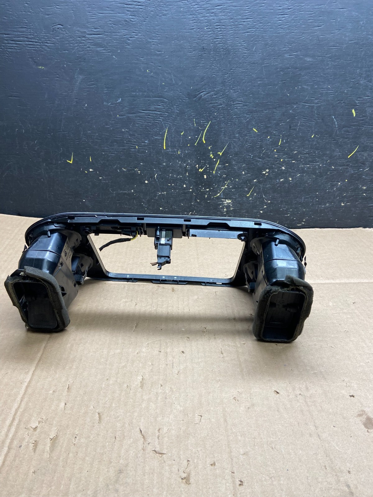 2012 to 2017 Volkswagen Tiguan Center Dashboard Radio Bezel Trim Y2163 DG3