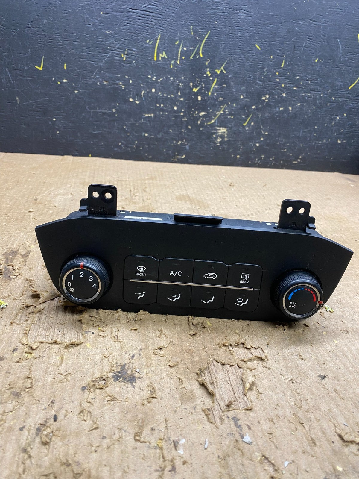 2005 to 2009 Kia Sportage Center Radio Climate Control Clock Trim Z9680 DG0