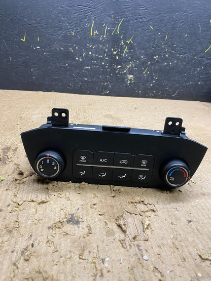 2005 to 2009 Kia Sportage Center Radio Climate Control Clock Trim Z9680 DG0